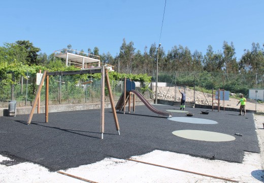 O Concello de Brión inviste 25.000 euros na instalación de pavimento continuo no parque infantil da aldea de Guitiande